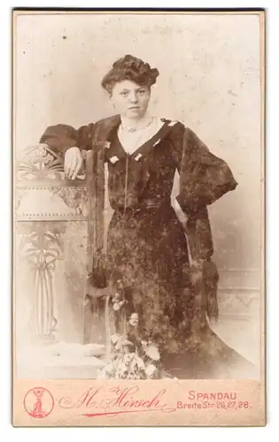 Fotografie M. Hirsch, Spandau, Breite Strasse 26-28, Junge Frau im extravaganten Kleid