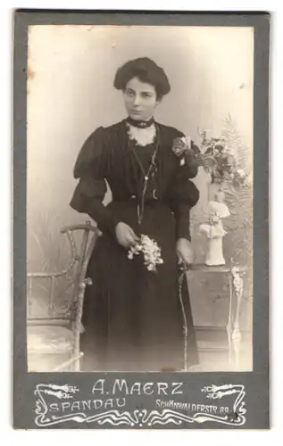 Fotografie A. Maerz, Spandau, Schönwaldstrasse 89, Junge Frau mit Blumenstrauss