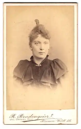 Fotografie R. Bradengeier, Bremen, Wall 116, Attraktive Frau mit Schmuck im Haar
