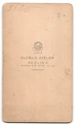 Fotografie Globus Atelier, Berlin, Oranienstrasse 52 /55, Kleiner Wonneproppen mit Spielzeugtier