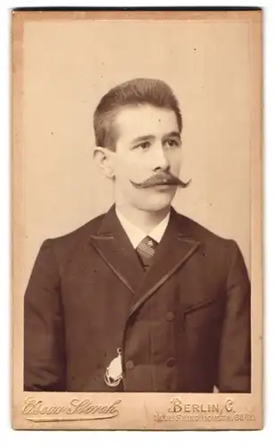Fotografie Oscar Storch, Berlin, Neue Friedrichstr. 88 /90, Portrait junger Mann im Anzug mit Moustache und Taschenuhr