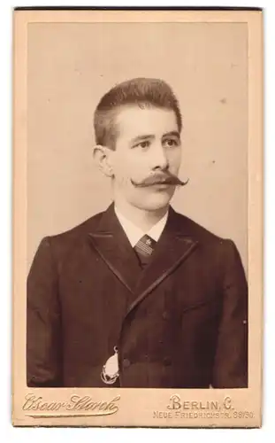 Fotografie Oscar Storch, Berlin, Neue Friedrichstr. 88 /90, Portrait junger Mann im Anzug mit Taschenuhr und Moustache