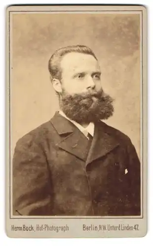 Fotografie Herm. Bock, Berlin, Unter den Linden 47, Portrait Stattlicher Herr mit Vollbart im dunklen Anzug, 1884
