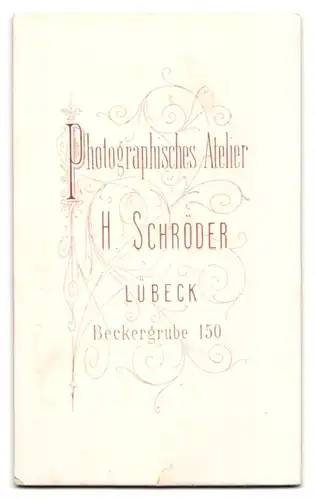 Fotografie H. Schröder, Lübeck, Beckergrube 150, Portrait Herr im Anzug mit Fliege und Walrossbart