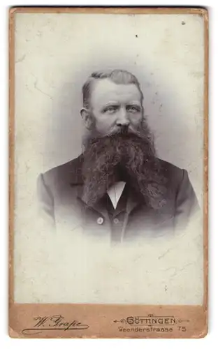 Fotografie W. Grape, Göttingen, Weenderstr. 75, Portrait älterer Mann im Anzug mit gespaltenem Vollbart