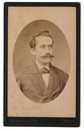 Fotografie Heinrich von Ayx, Mainz, Carmelitenstr. 12, Portrait Mann mit gepflegtem Moustache