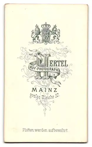 Fotografie C. Hertel, Mainz, grosse Bleiche 50, Portrait junger Mann im karierten Anzug mit Zwirbelbart und Locken