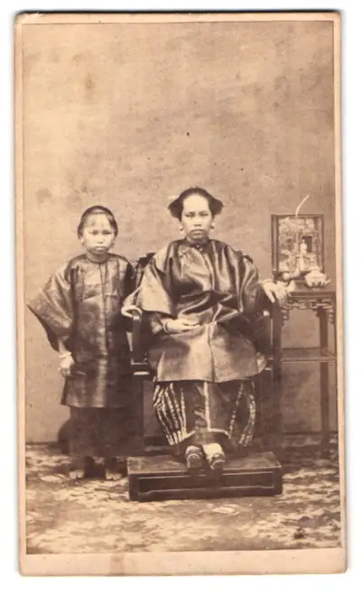 Fotografie unbekannter Fotograf und Ort, Portrait Chinesische Mutter und Tochter im Hanfu posieren im Atelier, China 0