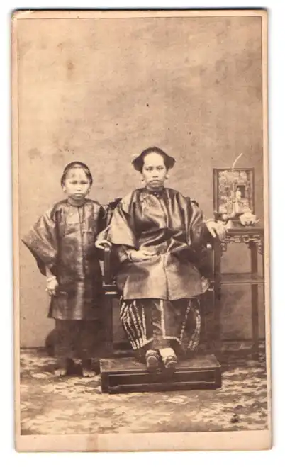 Fotografie unbekannter Fotograf und Ort, Portrait Chinesische Mutter und Tochter im Hanfu posieren im Atelier, China 0