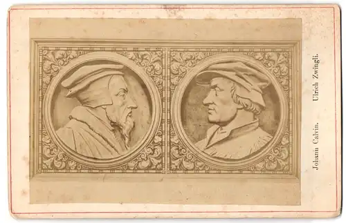 Fotografie Fotograf unbekannt, Worms, Relief Johann Calvin und Ulrich Zwingli am Lutherdenkmal in Worms