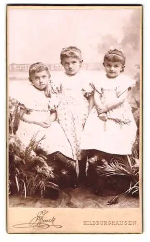 Fotografie F. Winck, Hildburghausen, Portrait drei niedliche Schwestern in weissen Kleidern