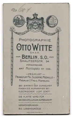 Fotografie Otto Witte, Berlin, Skalitzerstr. 54, Portrait Kleinkidn voll eingepackt im Winterkleid mit Mütze