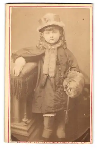Fotografie Fr. Schmidt, Halberstadt, Hoheweg 42, Portrait niedliches kleines Mädchen im Winterkleid mit Muff und Pelz