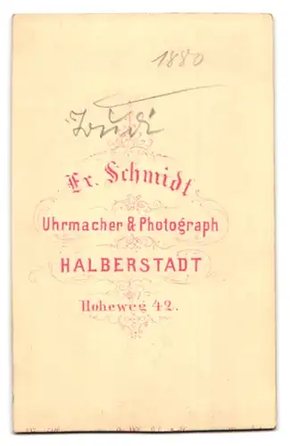 Fotografie Fr. Schmidt, Halberstadt, Hoheweg 42, Portrait niedliches kleines Mädchen im Winterkleid mit Muff und Pelz