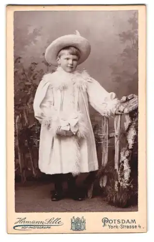 Fotografie Hermann Selle, Potsdam, York-Str. 4, Portrait süsses Mädchen im weissen Kleid mit Filzhut und Handtasche