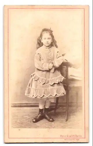 Fotografie Heinr. Graf, Berlin, Friedr. Str. 165, Portrait niedliches Mädchen im Samtkleid mit Haarschleife