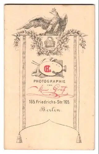 Fotografie Heinr. Graf, Berlin, Friedr. Str. 165, Portrait niedliches Mädchen im Samtkleid mit Haarschleife