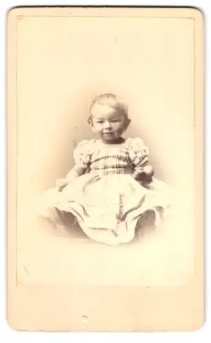 Fotografie Hermann Günther, Berlin, Werderscher Markt 6, Portrait blondes Kleinkind im karierten Kleidchen