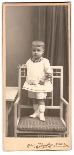 Fotografie Elegant, Berlin, Schönhauser Allee 114, Portrait Kleinkind im weissen Kleid mit Topfhaarschnitt