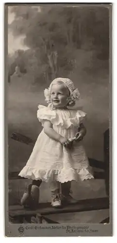 Fotografie Emil Eichacker, St. Johann a. d. Saar, Portrait blondes Mädchen im weissen Kleidchen mit Stoffhasen