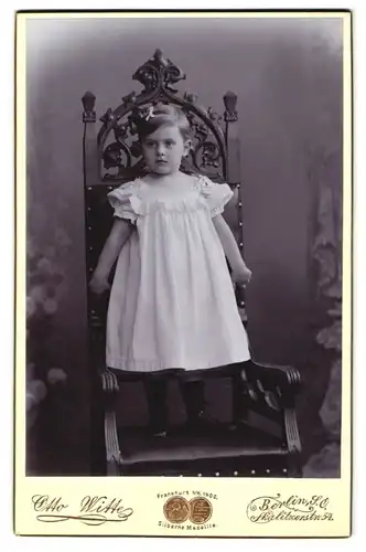 Fotografie Otto Witte, Berlin, Skalitzerstr. 54, Portrait niedliches Mädchen im weissen Kleidchen mit Haarschleife