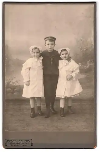 Fotografie Georg Richers, Northeim i. H., Breitestr. 477, Portrait Bruder mit seinen beiden Schwestern im Arm