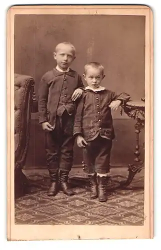 Fotografie Georg Gronemann, Itzehoe, Grosse Paschburg 40, Portrait zwei junge Knabe in Anzügen mit Kurzhaarschnitt