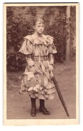 Fotografie unbekannter Fotograf und Ort, Portrait Mädchen im karierten Kleid mit Schirm und Hut