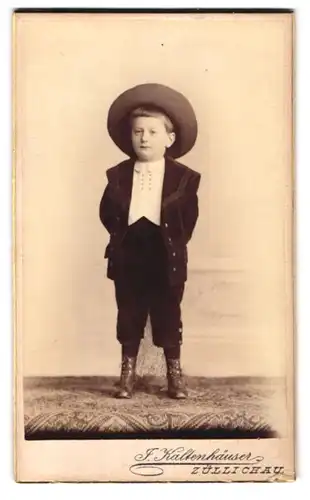 Fotografie J. Kaltenhäuser, Züllichau, Markt 90, Portrait junger Knabe im Samtanzug mit breitem Hut