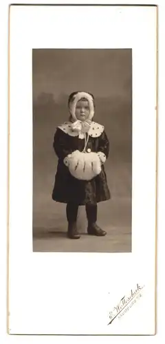 Fotografie E. Wollschak, Naumburg a. S., Windmühlenstr. 15, Portrait niedliches Mädchen im Winterkleid mit Muff