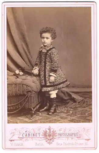 Fotografie W. Schmidt, Berlin, Neue Friedrichstr. 66, Portrait kleines Mädchen mit Locken im gemusterten Kleid