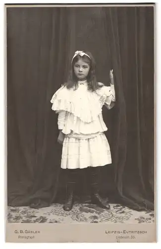 Fotografie G. B. Gäbler, Leipzig, Portrait junges Mädchen Anna Graf im weissen Kleid mit Haarschleife, 1910