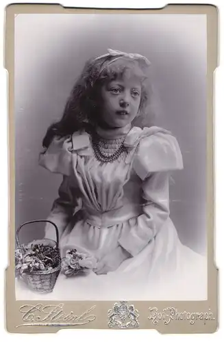 Fotografie C. Steinl, Potsdam, Brandenburgerstr. 63, junges Mädchen im hellen Kleid mit Hasenzähnen und Perlenkette