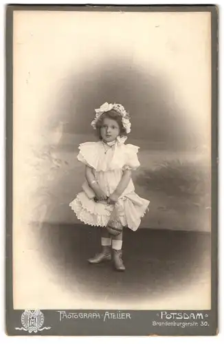 Fotografie Photogr. Atelier, Potsdam, Brandenburgerstr. 30, Portrait niedliches Mädchen im weissen Kleid mit Haube