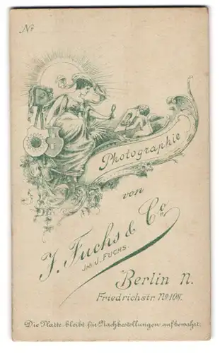 Fotografie J. Fuchs & Co., Berlin, Friedrichstr. 108, junge Frau in Toga mit Lupe und Plattenkamera