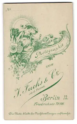 Fotografie J. Fuchs & Co., Berlin, Friedrichstr. 108, Dame in Toga betrachte Foto mit Lupe, Plattenkamera