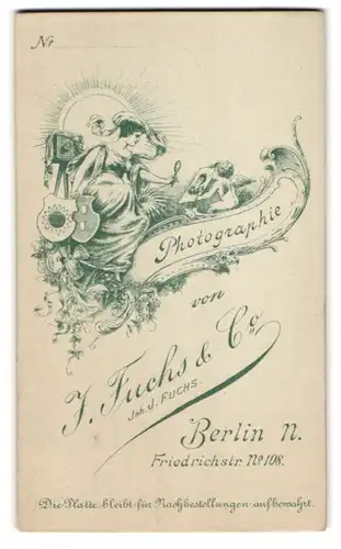 Fotografie J. Fuchs & Co., Berlin, Friedrichstr. 108, Jugenstil Dame betrachtet Fotografie mit Lupe, Plattenkamera