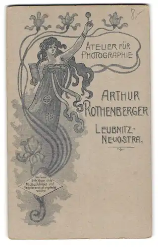Fotografie Arthur Rothenberger, Leubnitz, Jugendstildarstellung einer Frau mit Lupe udn Fotografie