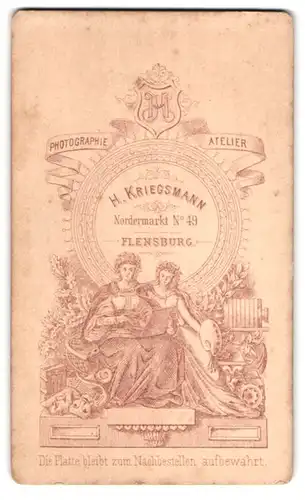 Fotografie H. Kriegsmann, Flensburg, Gr. Strasse 75, Damen betrachten ein Foto, Plattenkamera, Ateliersbedarf