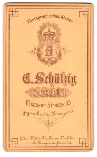 Fotografie C. Schätzig, Berlin, Elsasser-Str. 55, Wappen des Fotografen mit Krone
