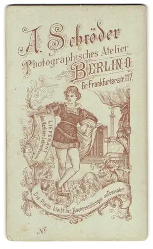 Fotografie A. Schröder, Berlin, Gr. Frankfurterstr. 117, junger Mann lehnt an einer Plattenkamera und hällt Banner