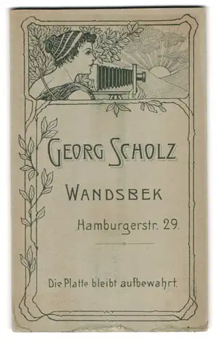 Fotografie Georg Scholz, Wandsbek, Hamburgerstr. 29, junge Frau im Jugendstil macht Foto mit einer Plattenkamera