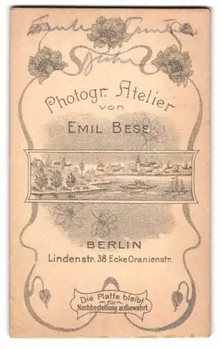 Fotografie Emil Bess, Berlin, Lindenstr. 38, Blick auf die Stadt von Blumen umgeben