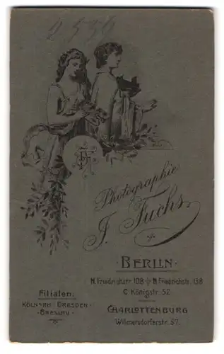 Fotografie J. Fuchs, Berlin, N. Friedrichstr. 108, zwei Damen mit einer Plattenkamera udn Fotografie in der Hand