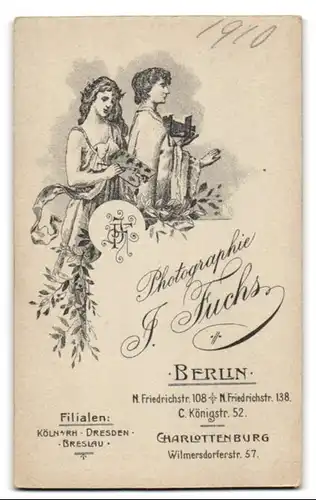 Fotografie J. Fuchs, Berlin, N. Friedrichstr. 108, zwei Damen mit kleiner Plattenkamera und Foto in der Hand