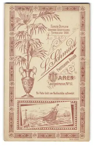 Fotografie L. Schmidt, Waren, Langestr. 57, Vase mit Palmenblättern und Segelschiff am hafen