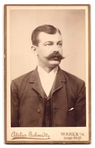 Fotografie L. Schmidt, Waren, Langestr. 57, Vase mit Palmenblättern und Segelschiff am hafen