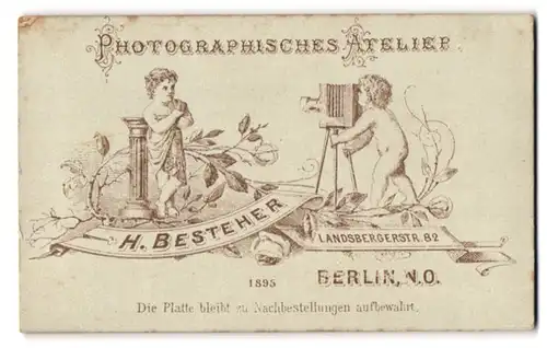 Fotografie H. Besteher, Berlin, Landsbergerstr. 82, Kinder machen eine Foto mit Plattenkamera