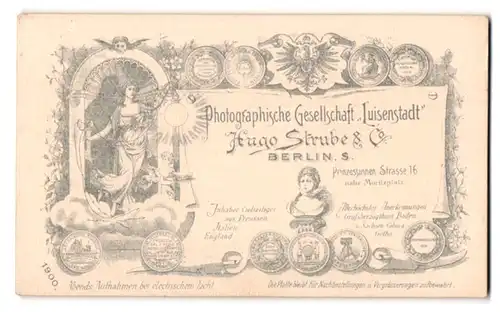 Fotografie Hugo Strube & Co., Berlin, Prinzessinnenstr. 16, Frau mit Stromleitung erleuchtete eine Laterne