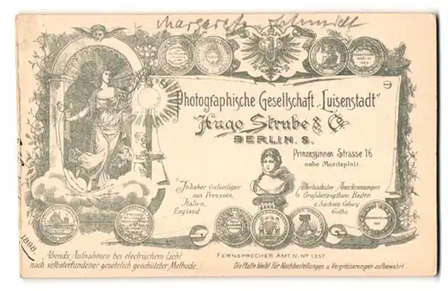 Fotografie Hugo Strube & Co., Berlin, Prinzessinnenstr. 16, Frau mit Stromkabel erleuchtet eine Laterne